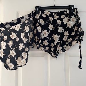 Floral short/skirt, size S in good condition